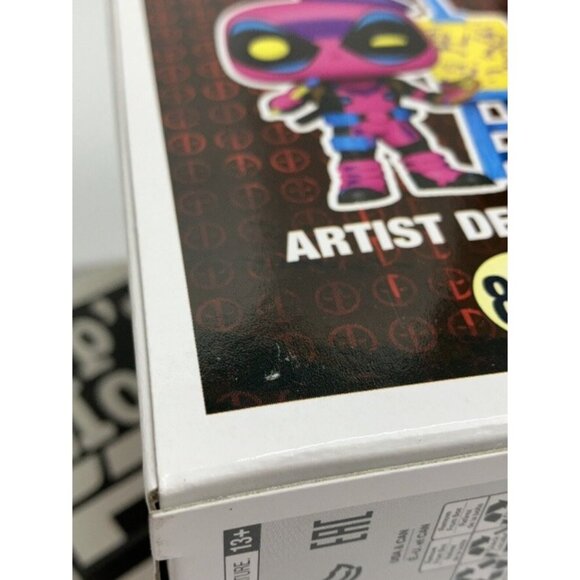 Funko Pop! Deadpool: Artist Deadpool 887 Exclusive Figure With Proctector - Picture 9 of 11